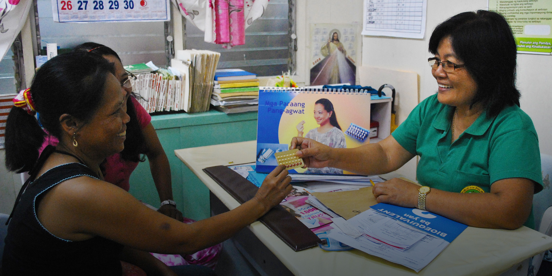 A health worker discusses family planning with a patient.