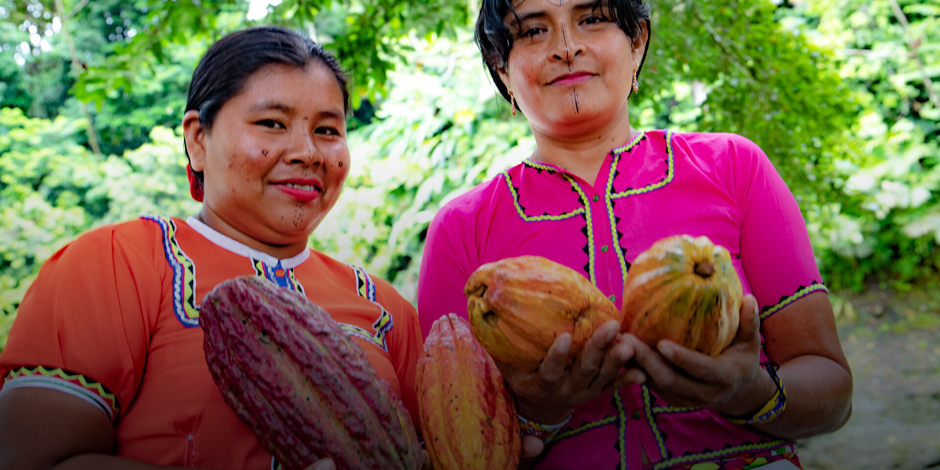 Mutata's Emberas indigenous women, who participated in a trip to France to learn about Gourmet Chocolate preparations. Photo by: Mario González.